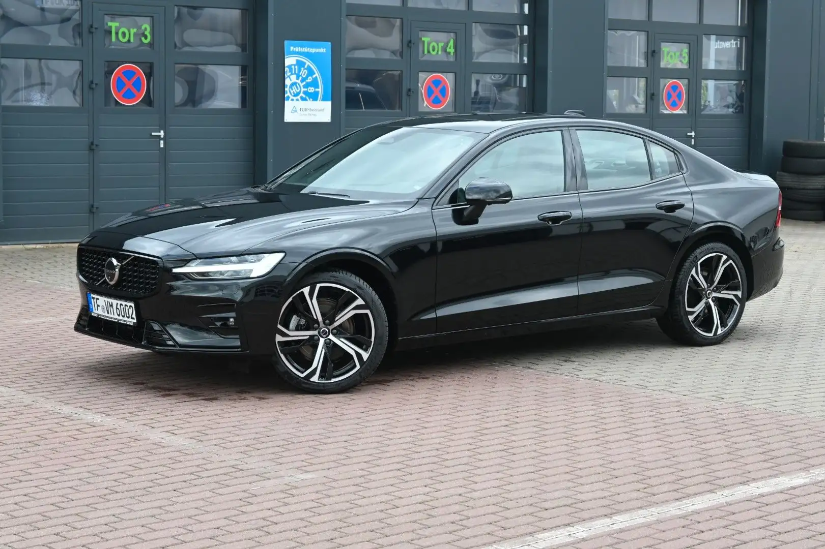 Volvo S60 B4 Benzin Plus Dark'STHZG*360°*PANO* Schwarz - 1