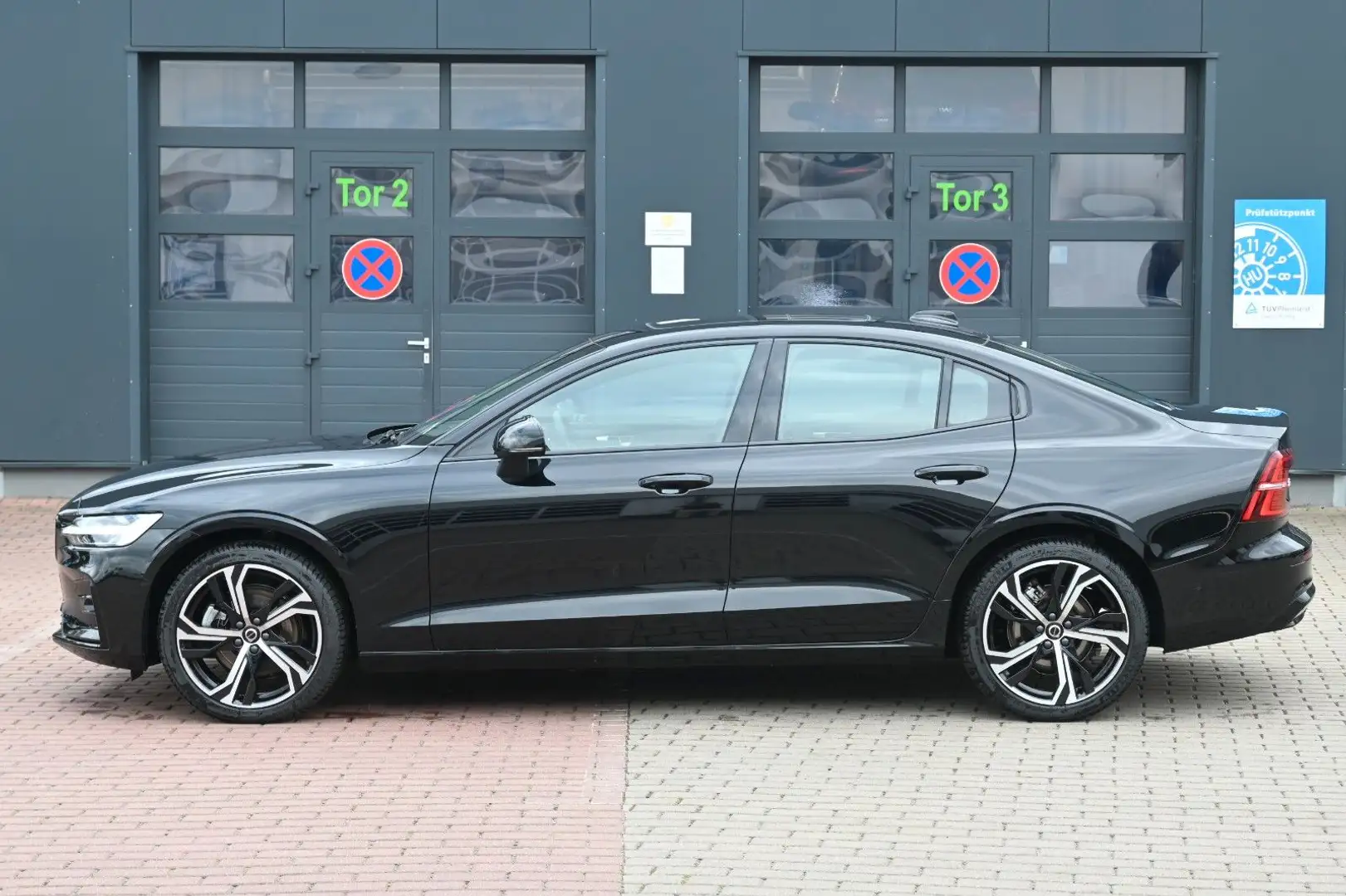 Volvo S60 B4 Benzin Plus Dark'STHZG*360°*PANO* Schwarz - 2