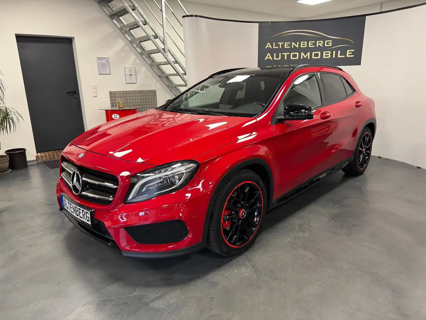 Mercedes-Benz GLA 250 4Matic AMG Pano LED Standhzg. PDC Rouge - 2