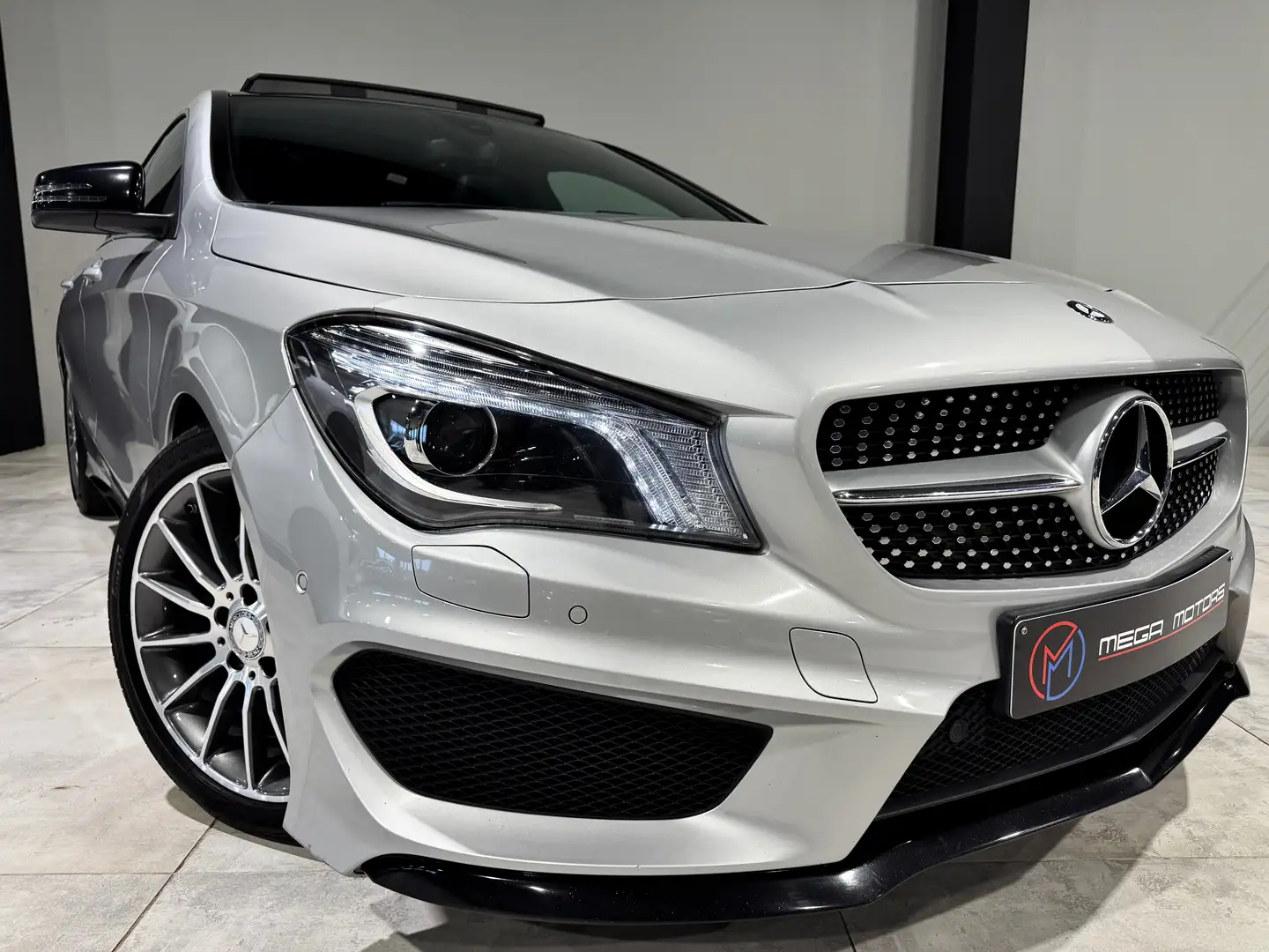 Mercedes-Benz CLA 220 d 177CV PACK AMG" UTiLiTAiRE" B.AUTO T.PANO NAVi+ Grijs - 1