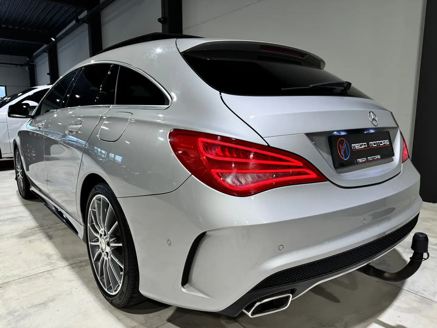 Mercedes-Benz CLA 220 d 177CV PACK AMG" UTiLiTAiRE" B.AUTO T.PANO NAVi+ Grijs - 2