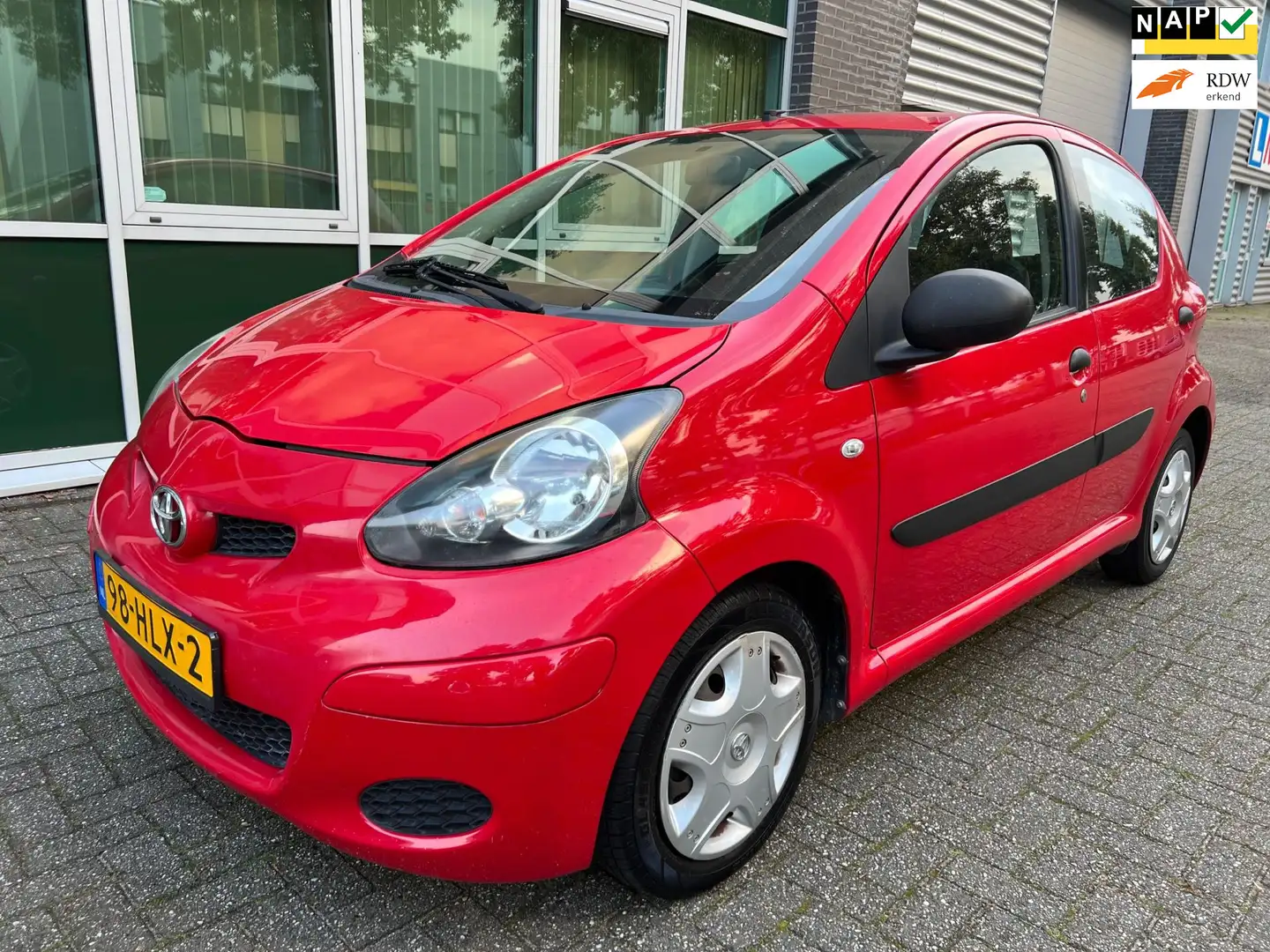 Toyota Aygo 1.0-12V Access - AIRCO - 5 DEURS - ZONDAG OPEN ! Rood - 1