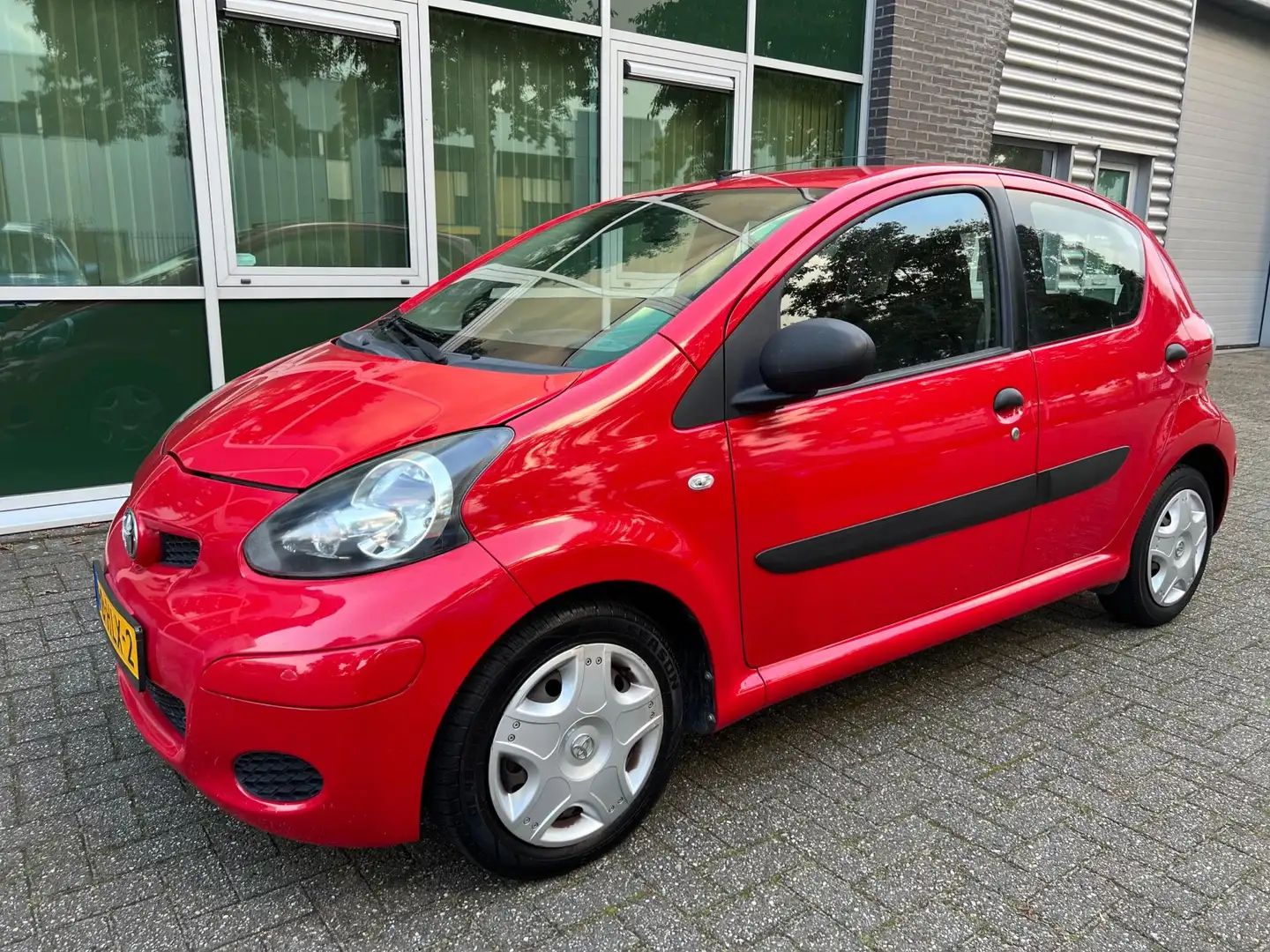 Toyota Aygo 1.0-12V Access - AIRCO - 5 DEURS - ZONDAG OPEN ! Rood - 2