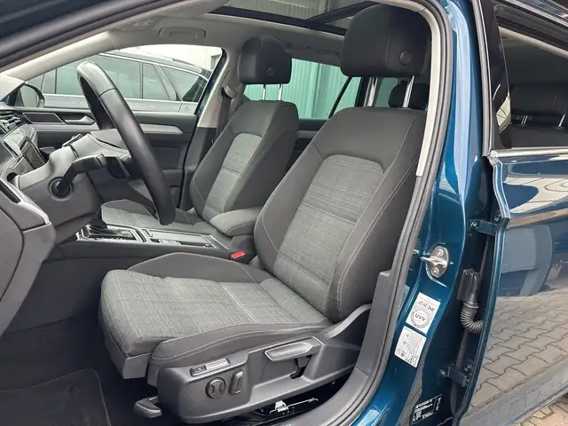 Volkswagen Passat view 10