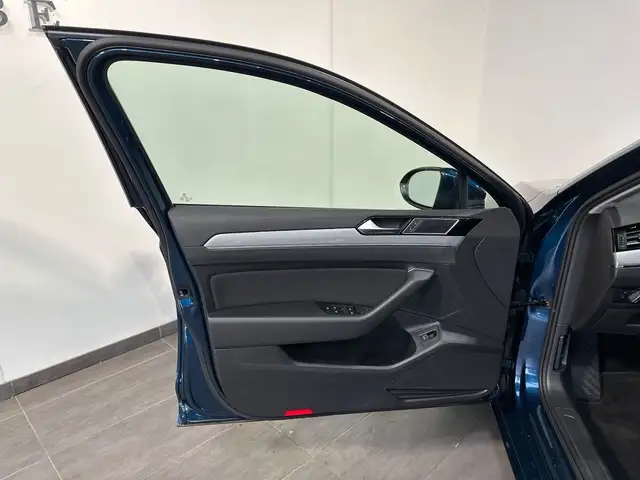 Volkswagen Passat view 6