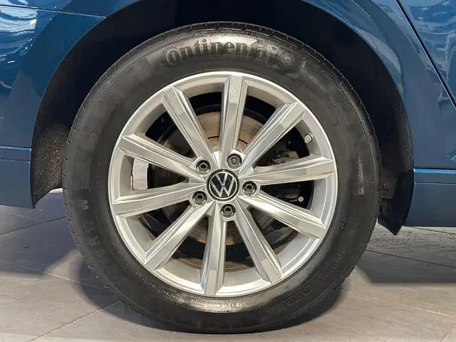 Volkswagen Passat view 3
