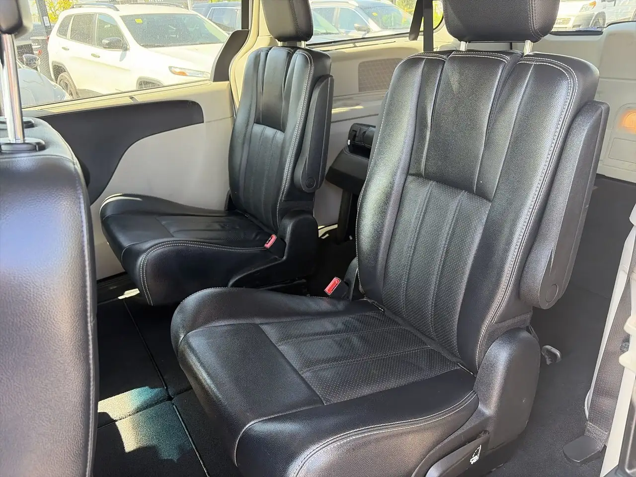 Chrysler Town & Country снимка Chrysler Town & Country