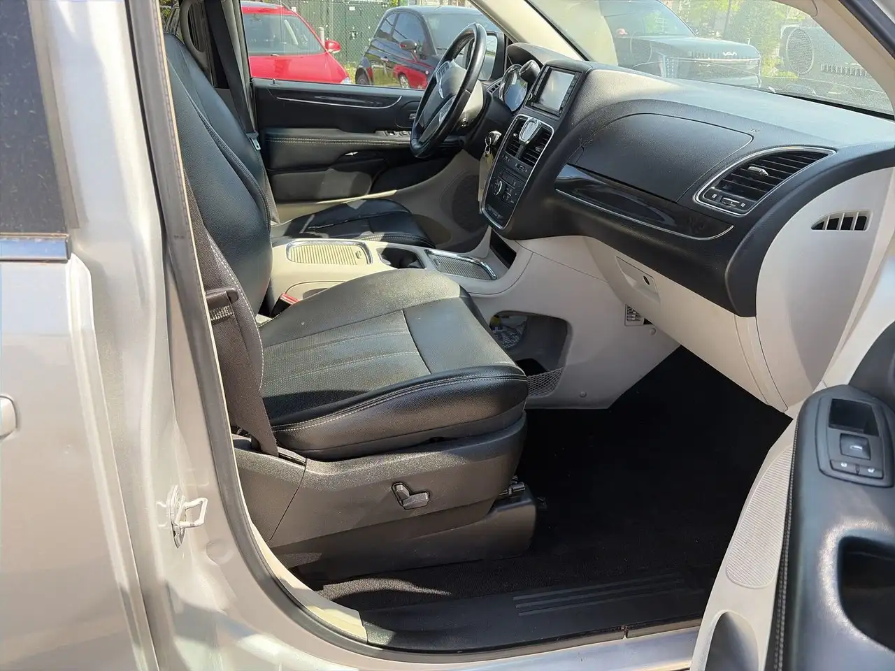 Chrysler Town & Country снимка Chrysler Town & Country