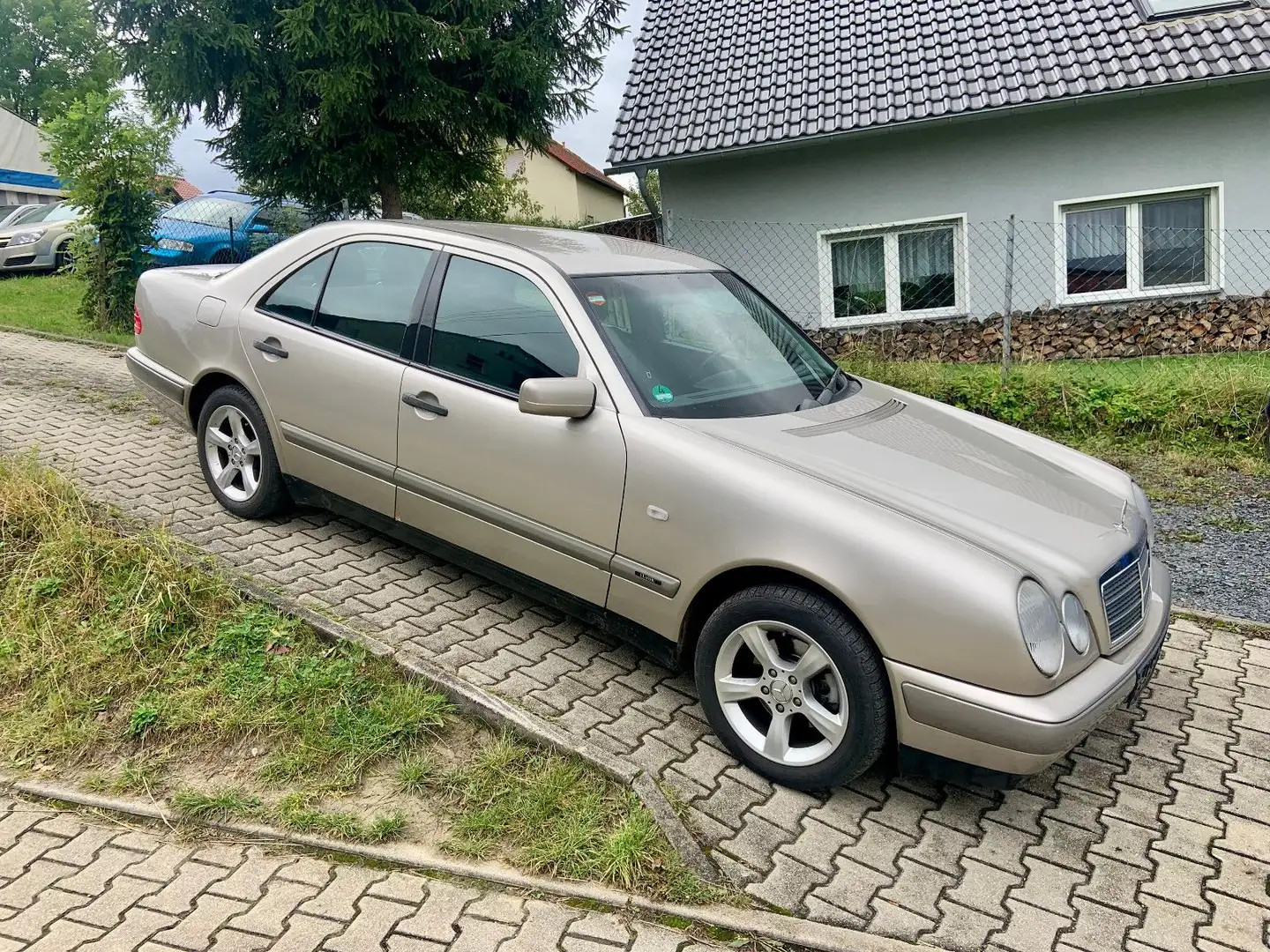 Mercedes-Benz E 240 /Sehr Gepflegt / TÜV NEU ! ! ! Gold - 1