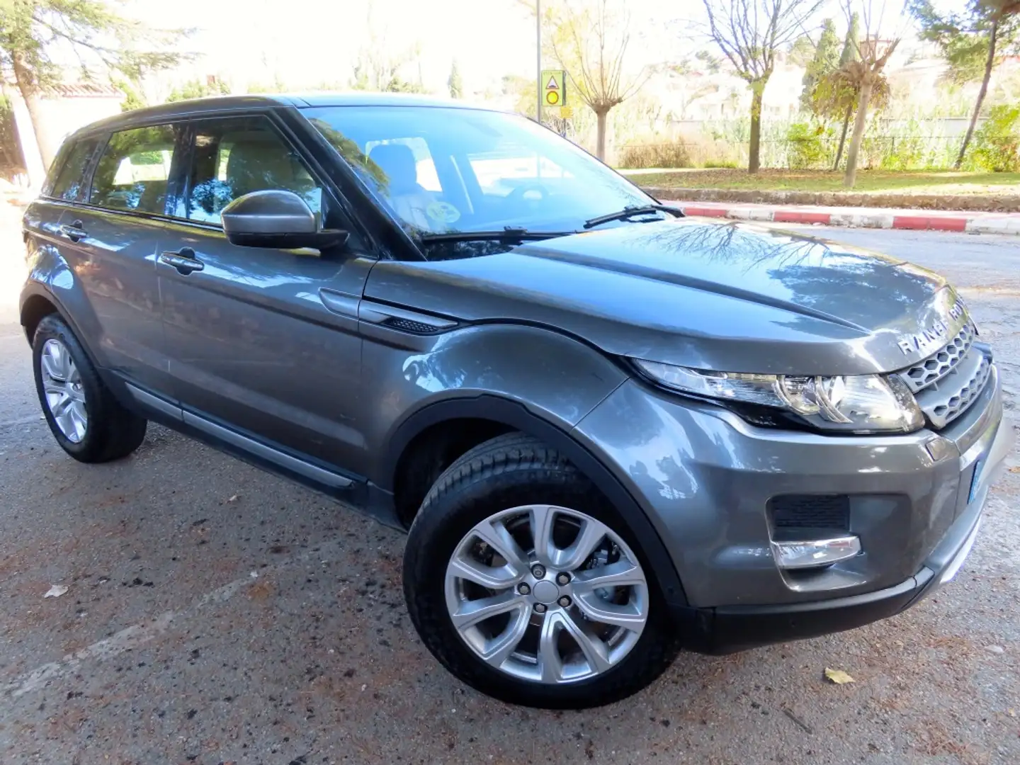 Land Rover Range Rover Evoque 2.2L TD4 Prestige 4x4 Aut. Gris - 2