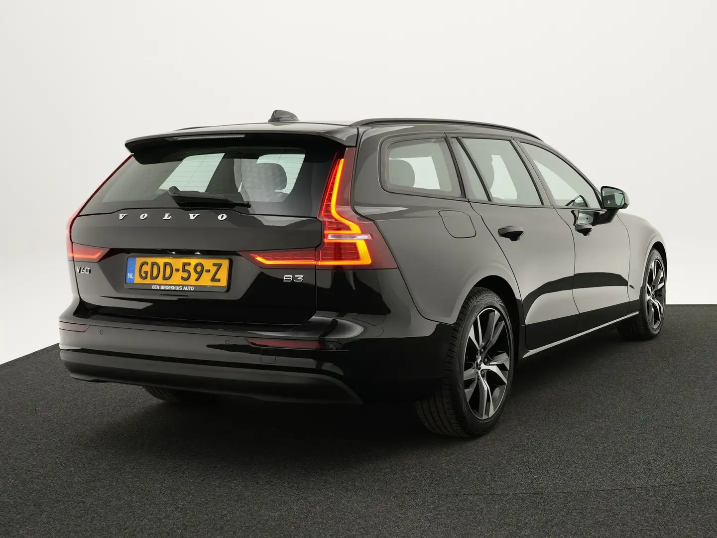 Volvo V60 2.0 B3 Essential Edition | Trekhaak | Adaptive Cru Zwart - 2