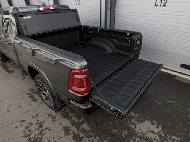 RAM 1500 Ram 1500 Laramie Quad Cab 6'4''-Bed 4x4 Ansicht 17