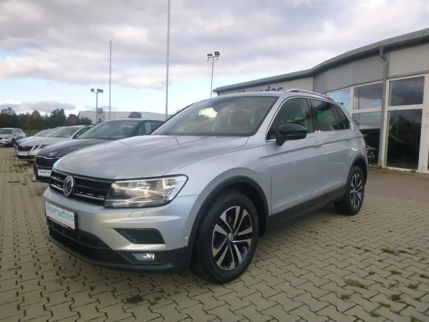 Volkswagen Tiguan IQ.DRIVE  2,0 TDI AUT/NAV/KAM/SHZ/PDC Silber - 1