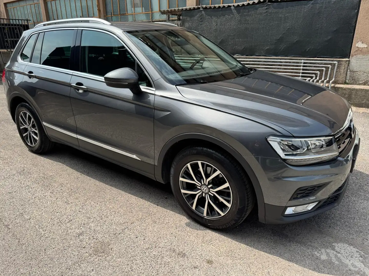 Volkswagen Tiguan Tiguan 1.6 tdi Business 115cv*NAVI*CERCHI Grigio - 2