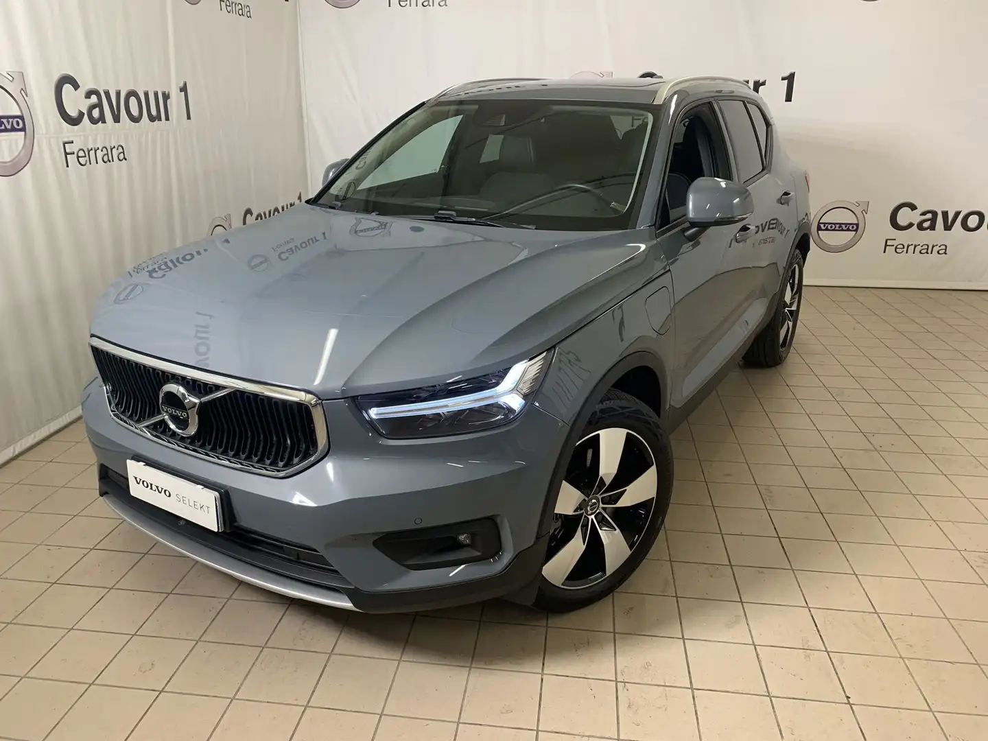 Volvo XC40 XC40 T5 Recharge Plug-in Hybrid Business Plus Grijs - 1