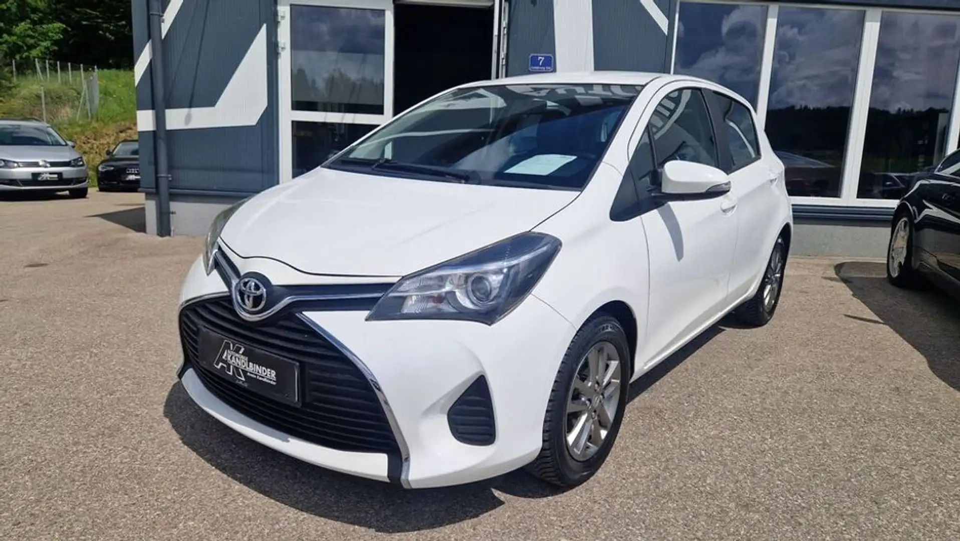 Toyota Yaris VVT-i Active Weiß - 1