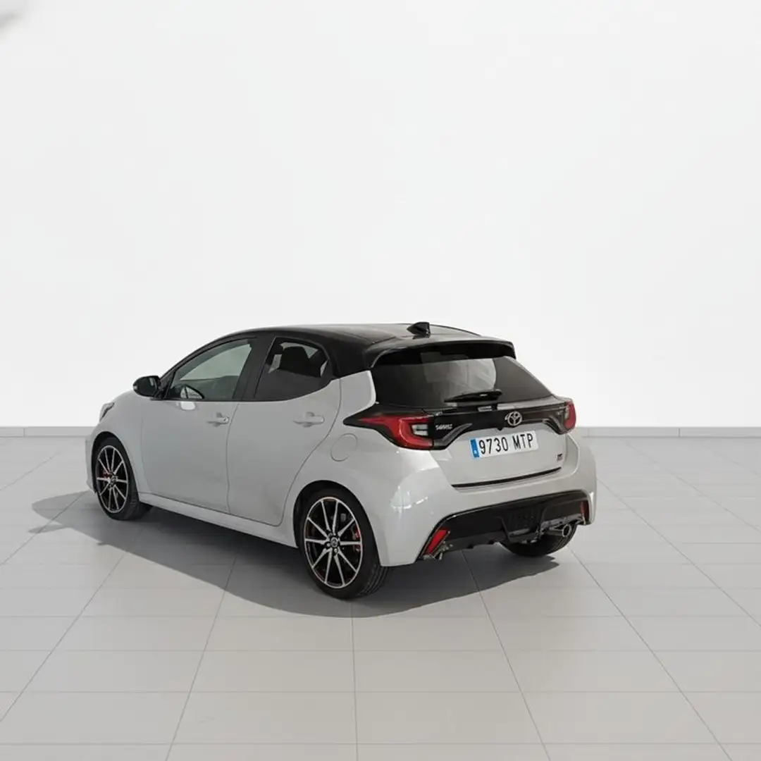 Toyota Yaris 130H GR Sport Plus Gris - 2