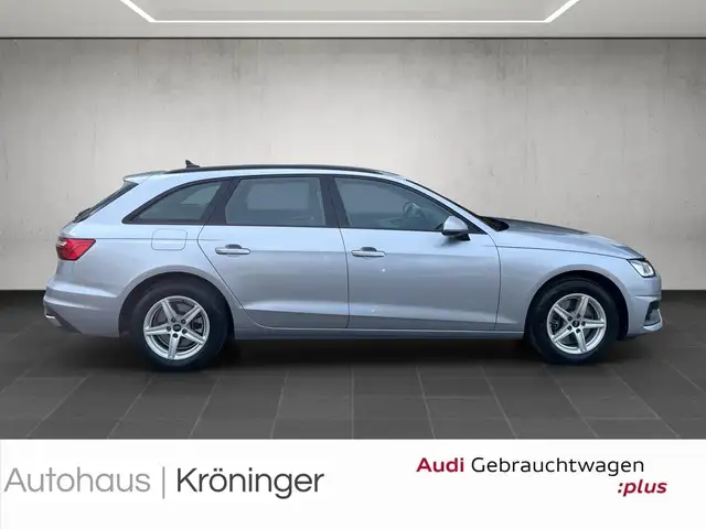 Audi A4 Avant view 4