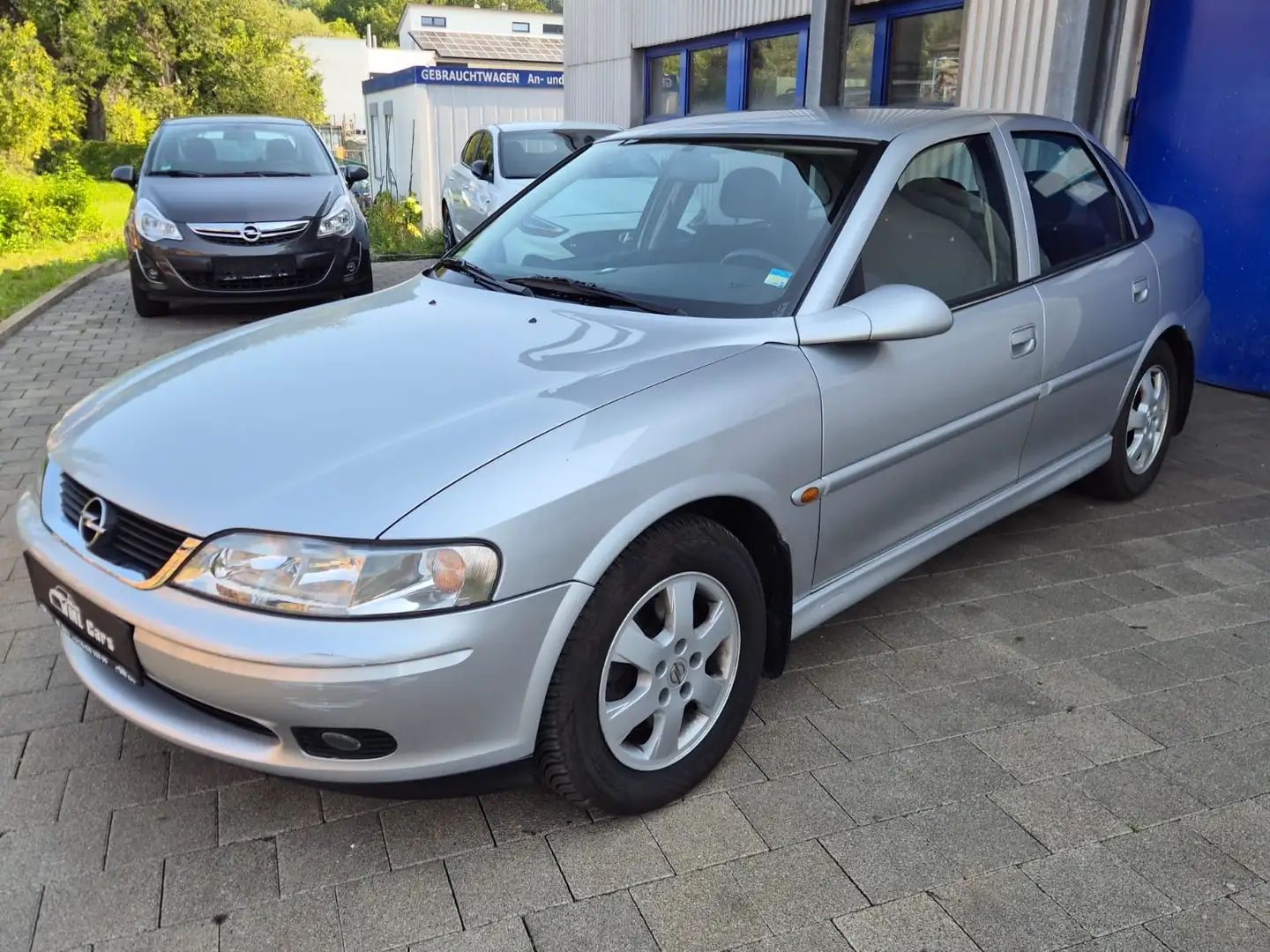 Opel Vectra 2.2 16V Elegance - 1