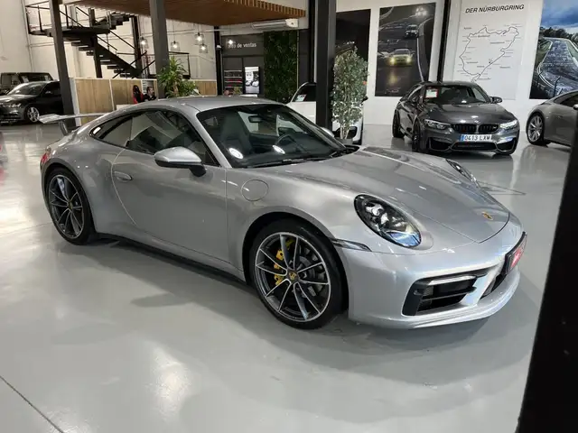 Porsche 911 view 4