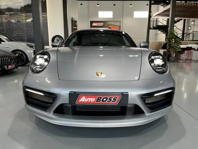 Porsche 911 view 3