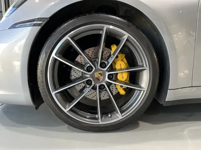 Porsche 911 view 9