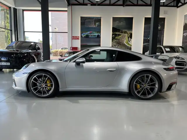 Porsche 911 view 8