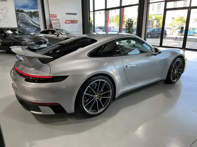 Porsche 911 view 5