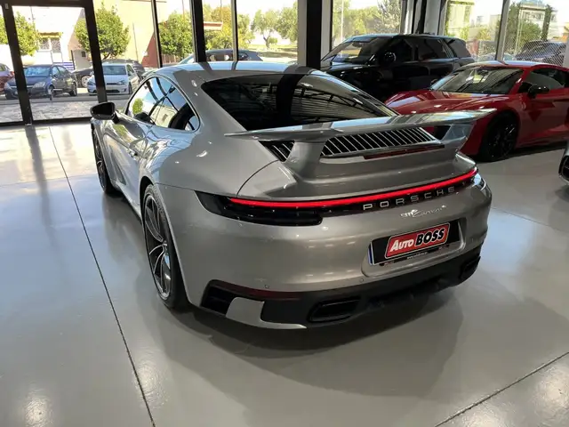 Porsche 911 view 7