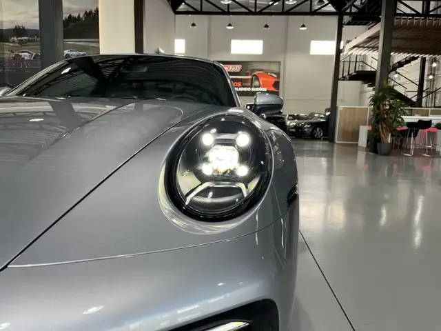 Porsche 911 view 11
