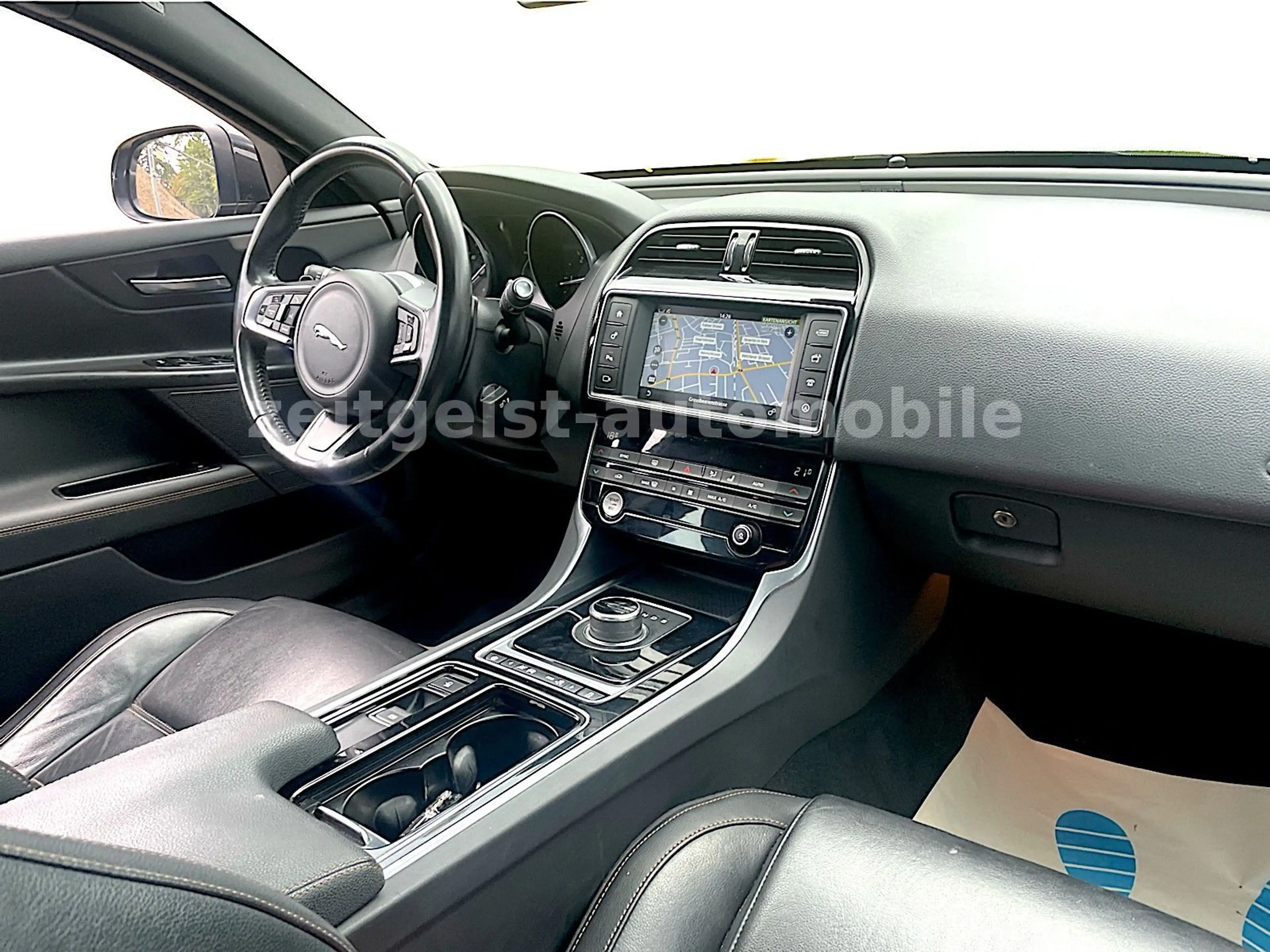 Jaguar XE 20d *STEUERKETTEN NEU*TÜV NEU*8 — photo 10