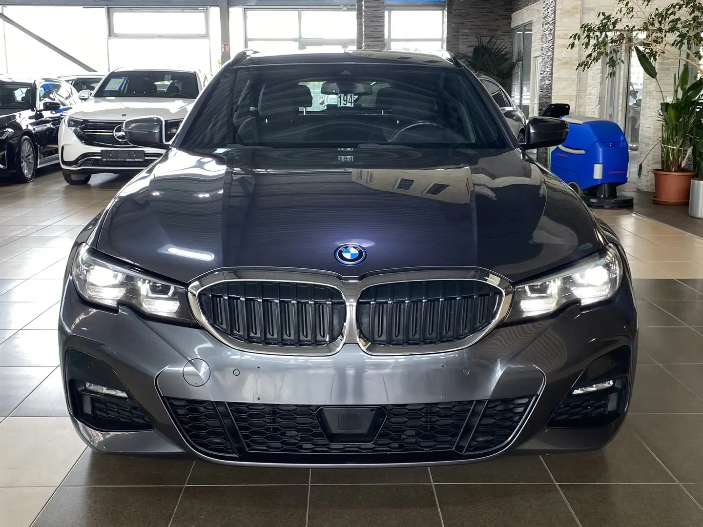 BMW 320 e M Sport AHK ACC Cockpit Professional LED Grau - 2