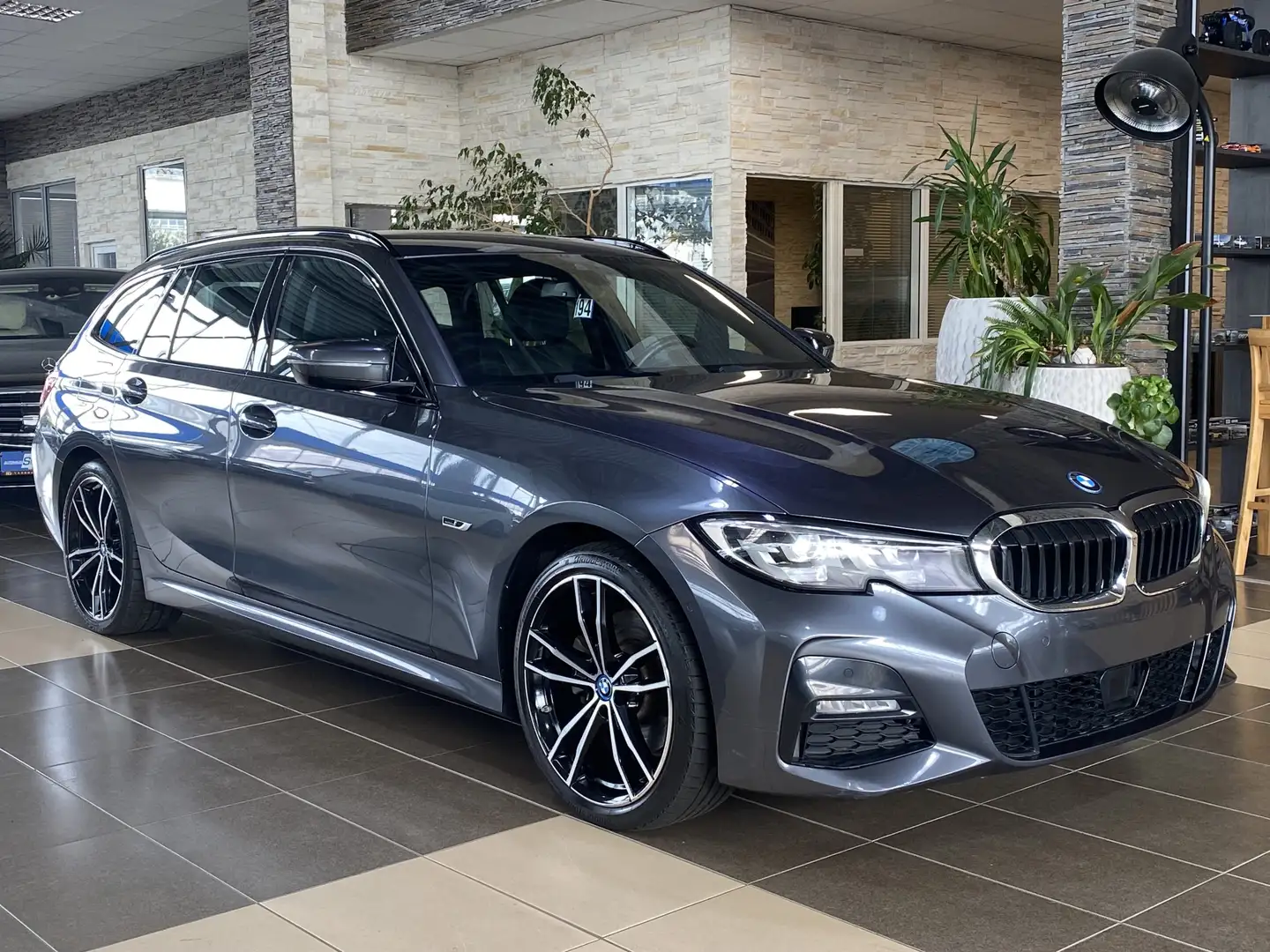 BMW 320 e M Sport AHK ACC Cockpit Professional LED Grau - 1