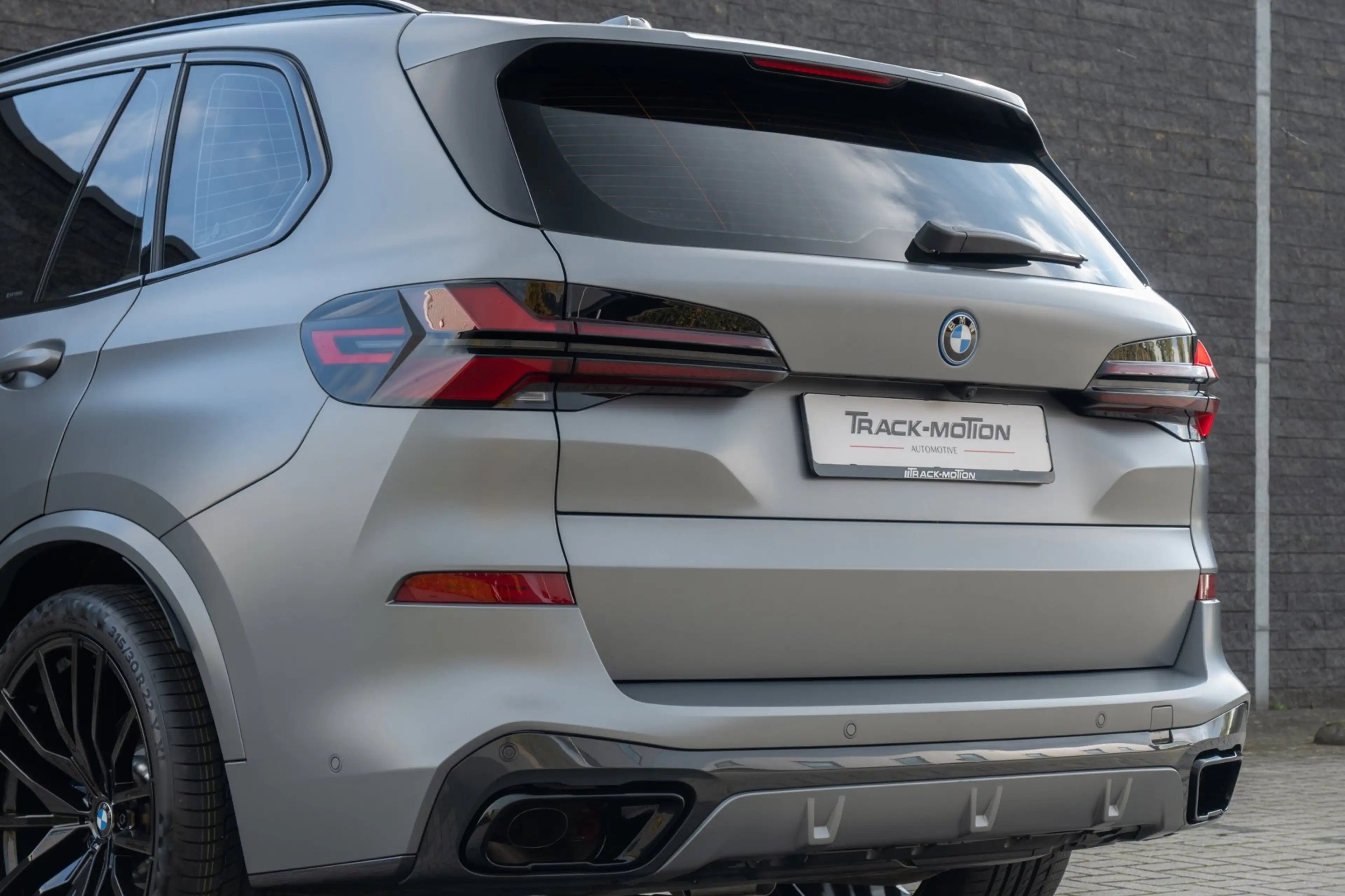 BMW X5 XDrive50e Frozen Pure Grey — photo 11