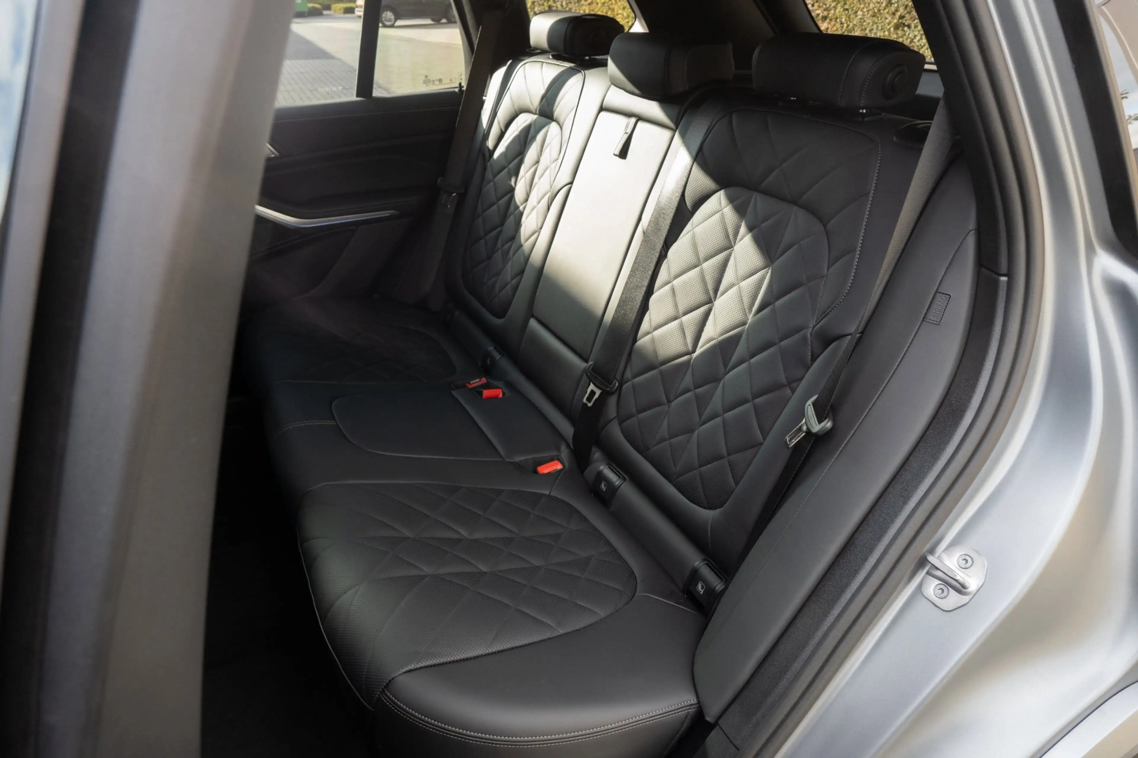 BMW X5 XDrive50e Frozen Pure Grey — photo 32