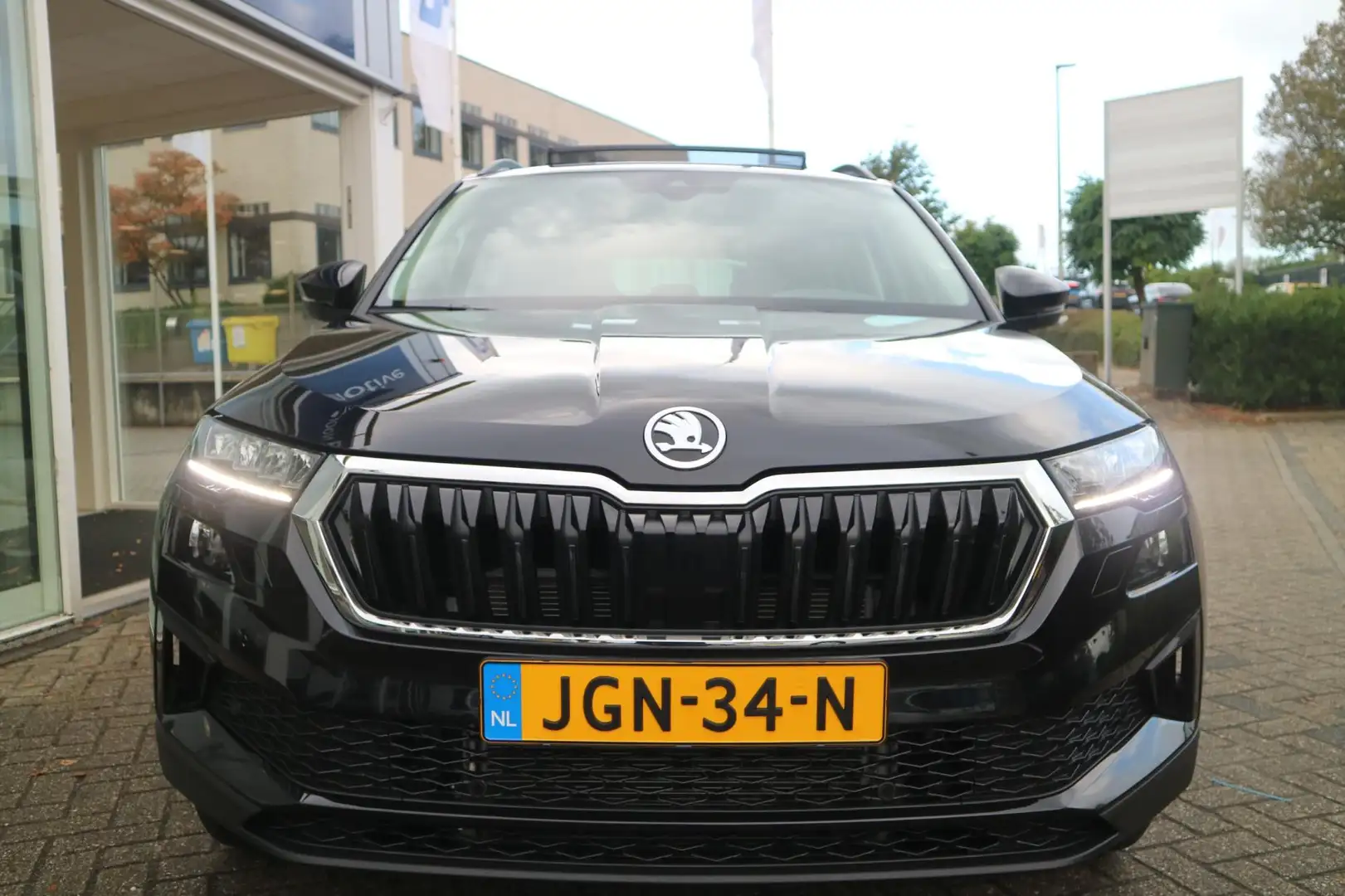 Skoda Karoq 1.5 TSI ACT Sportline Business / panoramadak / car Zwart - 2