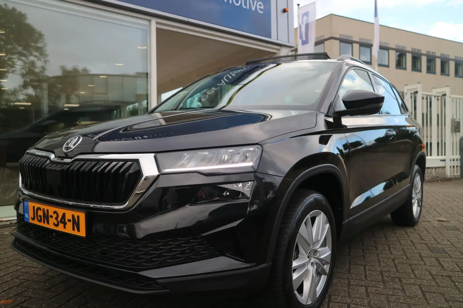 Skoda Karoq 1.5 TSI ACT Sportline Business / panoramadak / car Zwart - 1