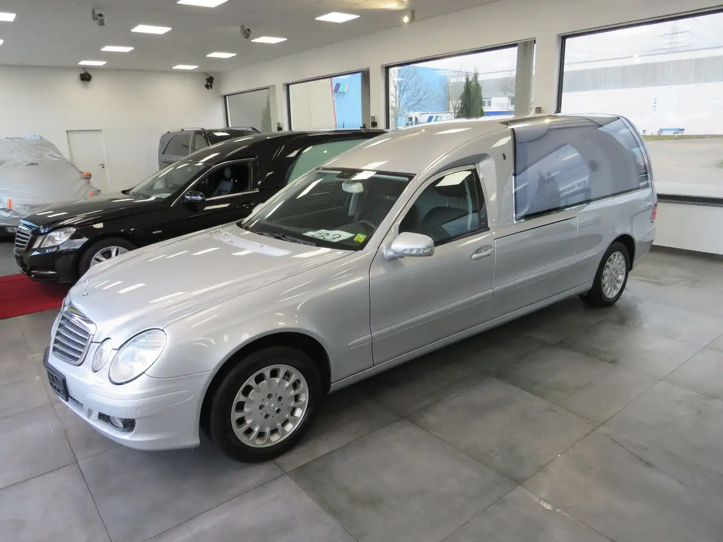 Mercedes-Benz E 220 Kuhlmann Cars Bestattungswagen / Leichenwagen Argintiu - 1