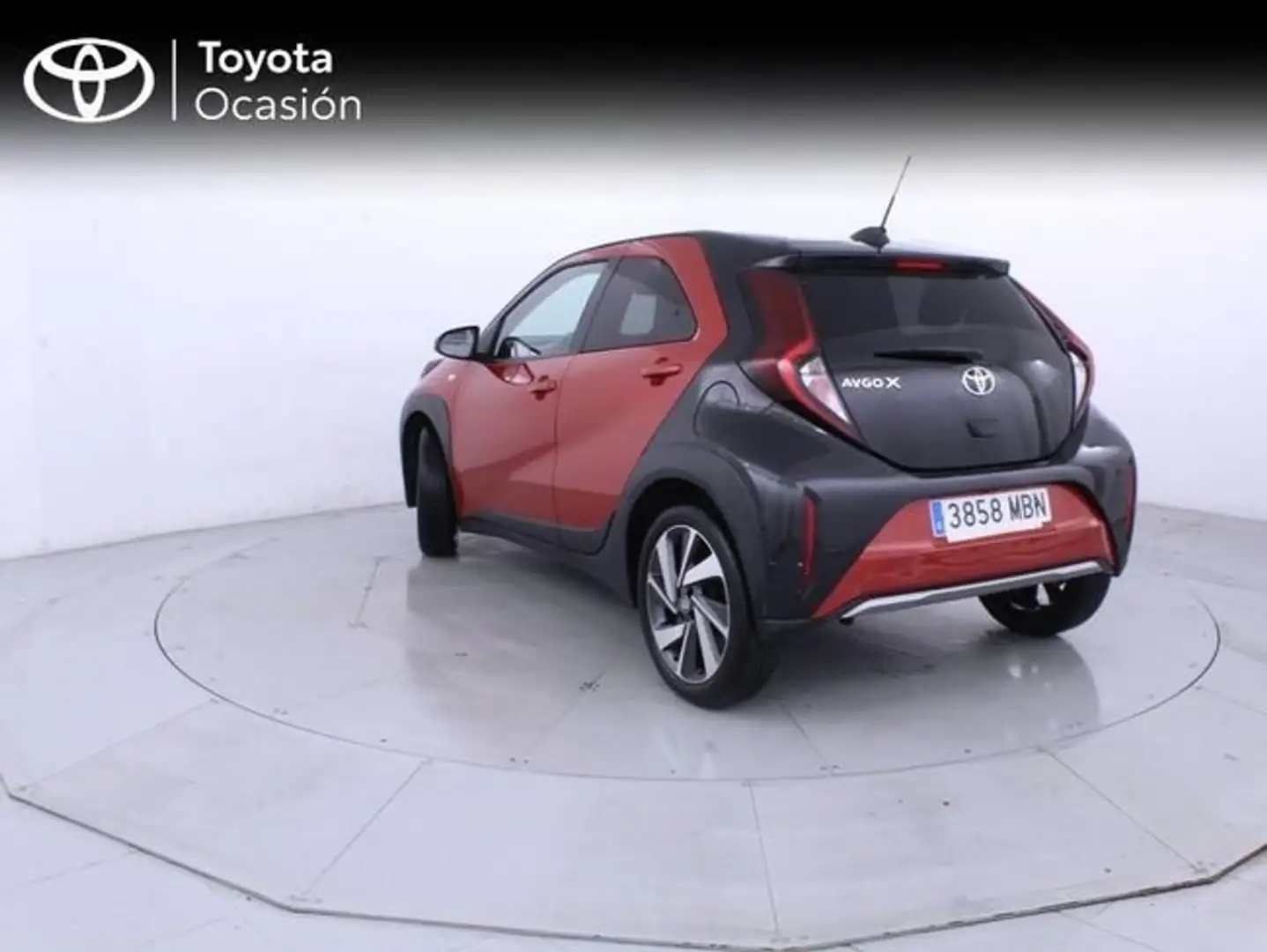 Toyota 1.0 VVT-I 72CV Trendy Edition Rojo - 2