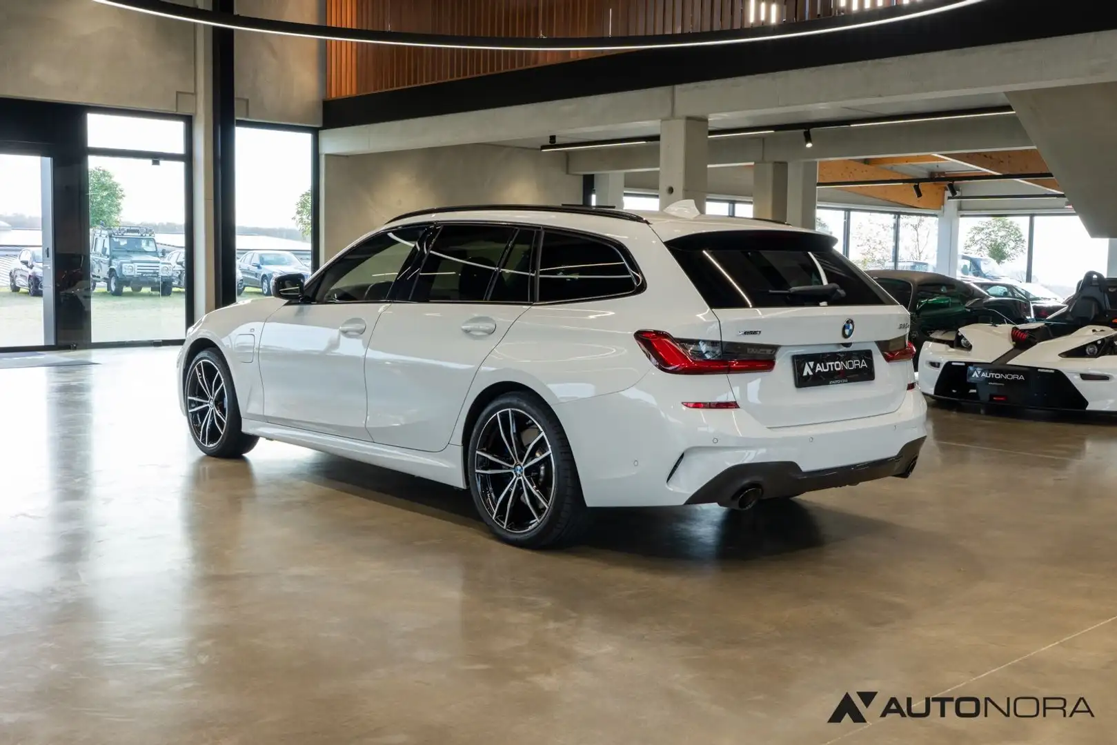 BMW 330 e xDrive Touring M Sport Innovation Laser Weiß - 2