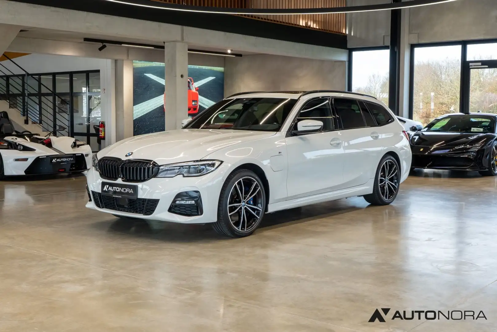 BMW 330 e xDrive Touring M Sport Innovation Laser Weiß - 1