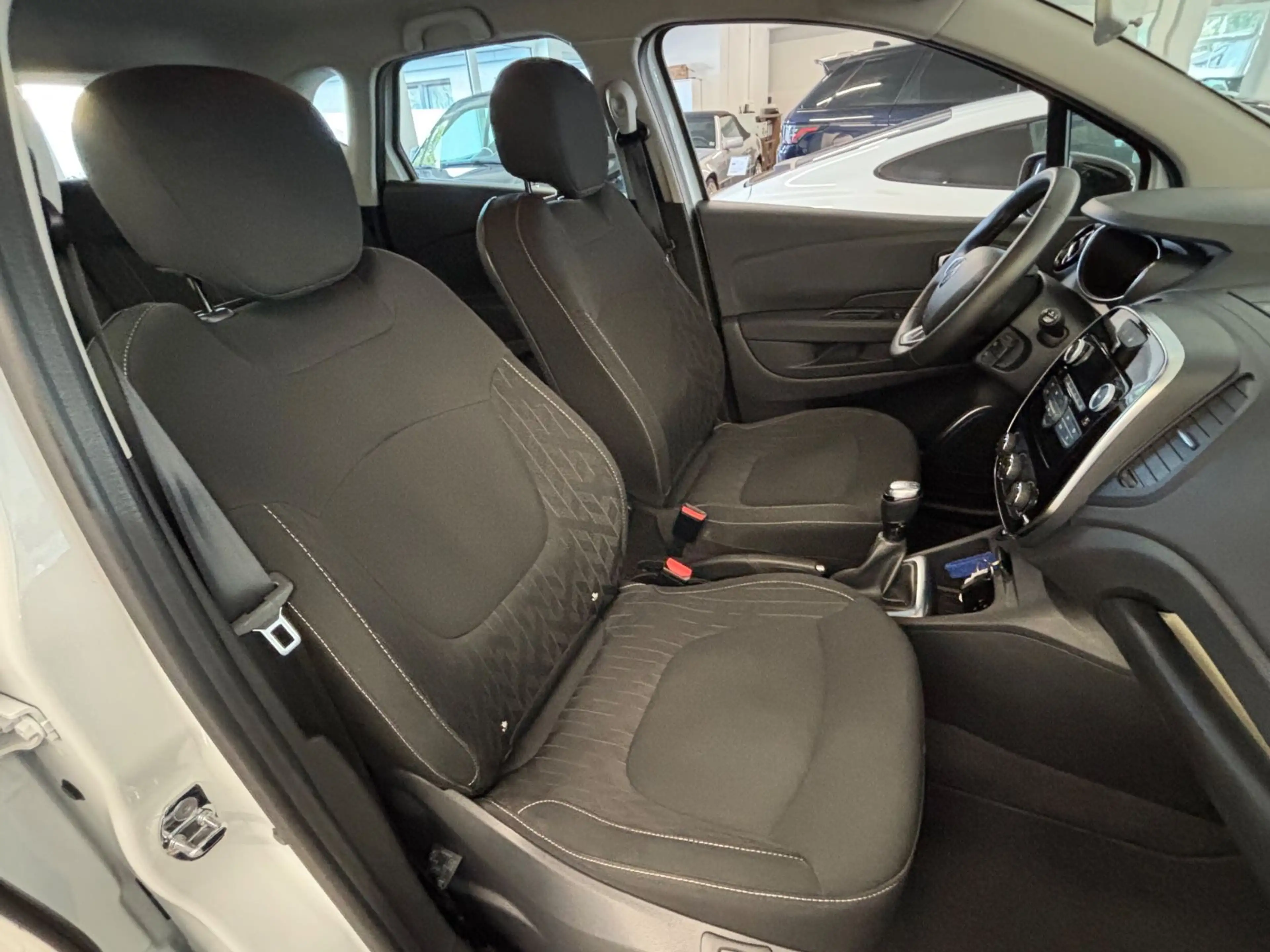 Renault Captur Limited — photo 10