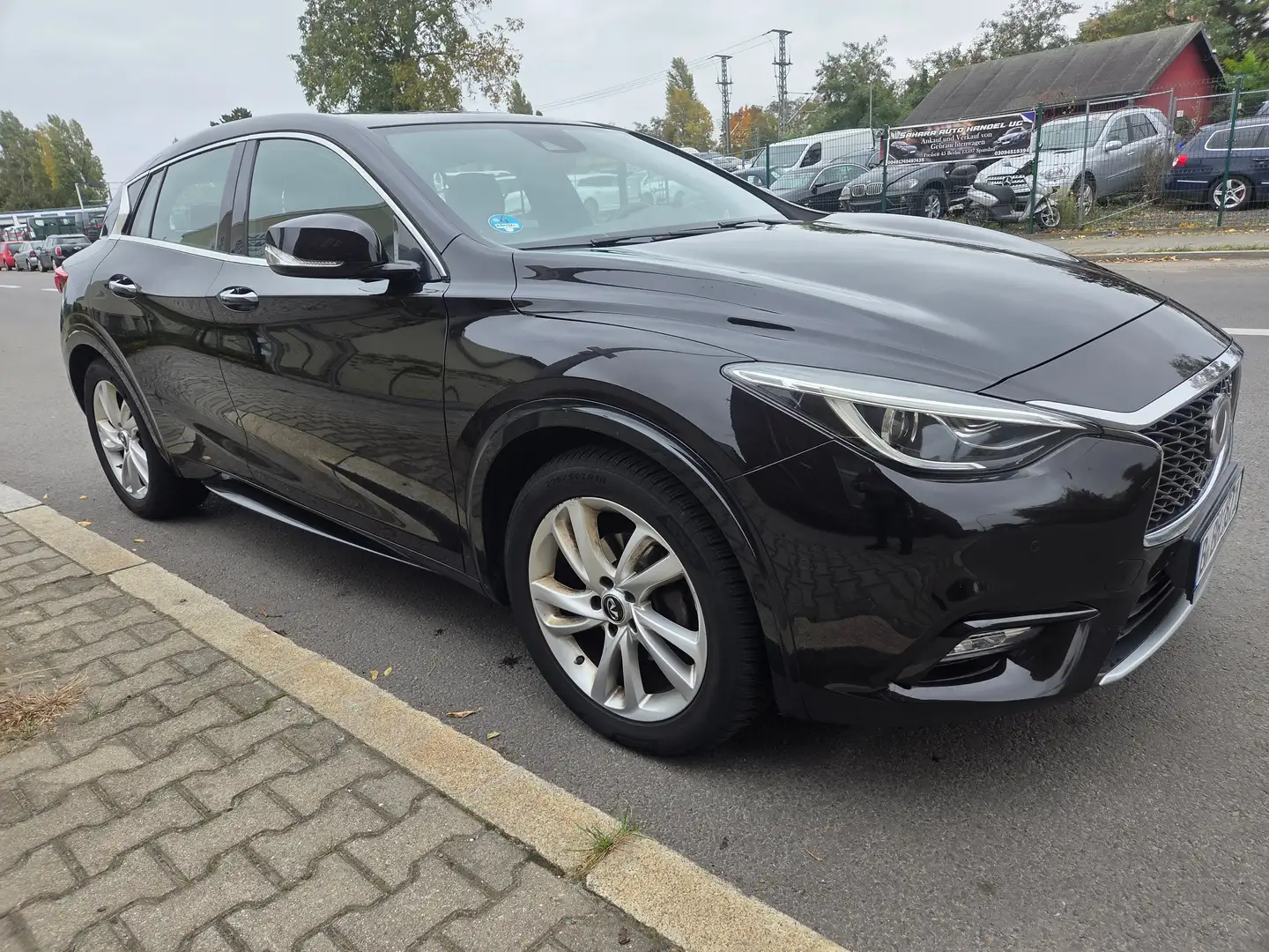 Infiniti Q30 Premium Panorama Kamera TÜV bis 10/2027 Schwarz - 2