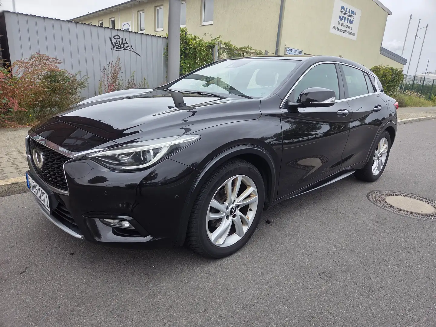 Infiniti Q30 Premium Panorama Kamera TÜV bis 10/2027 Schwarz - 1