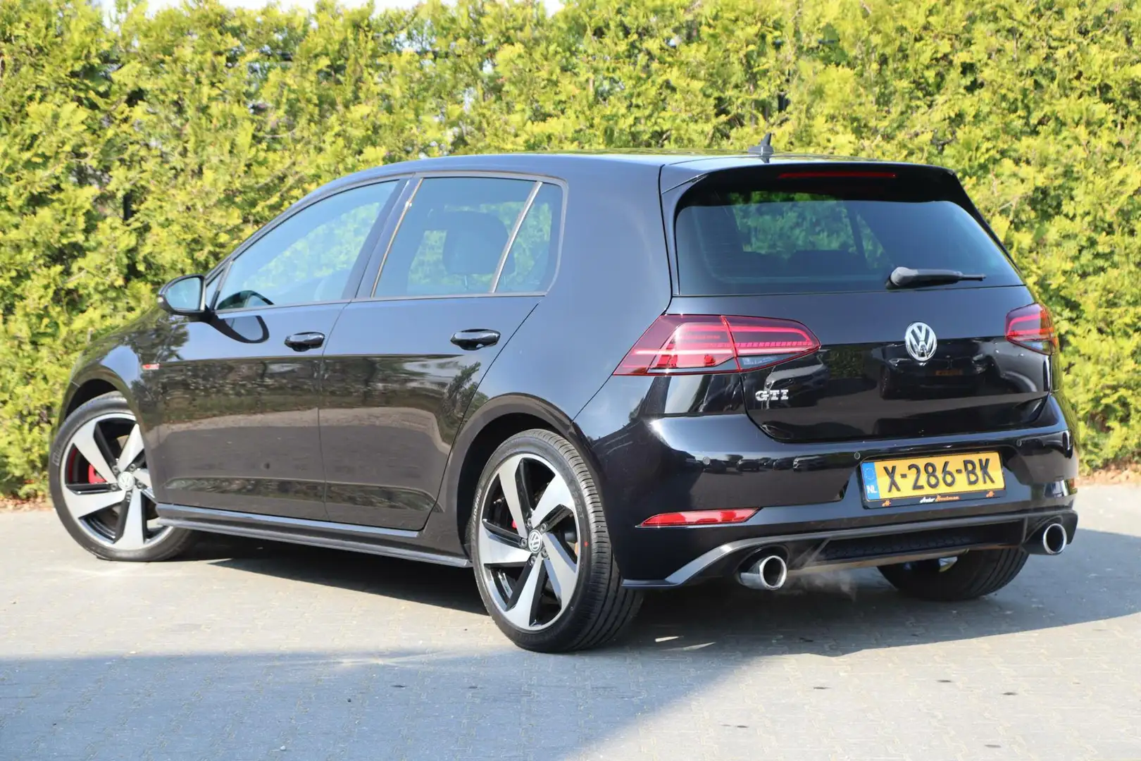Volkswagen Golf GTI 7.5 2.0 TSI DSG 230 PK Dyn Audio|Carplay|A. Cruise Zwart - 2
