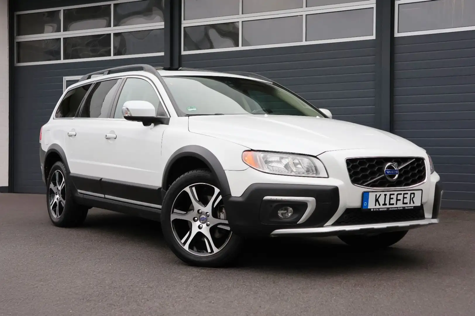 Volvo XC70 T6 AWD/SHZ/NAVI/TOTW/MEMORY/KAMERA/BTH/R18 Weiß - 1