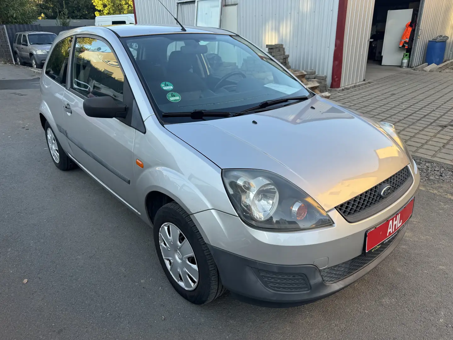 Ford Fiesta Ambiente/Sehr gepflegt/1.Hand/Klima/TÜV Neu Grau - 2