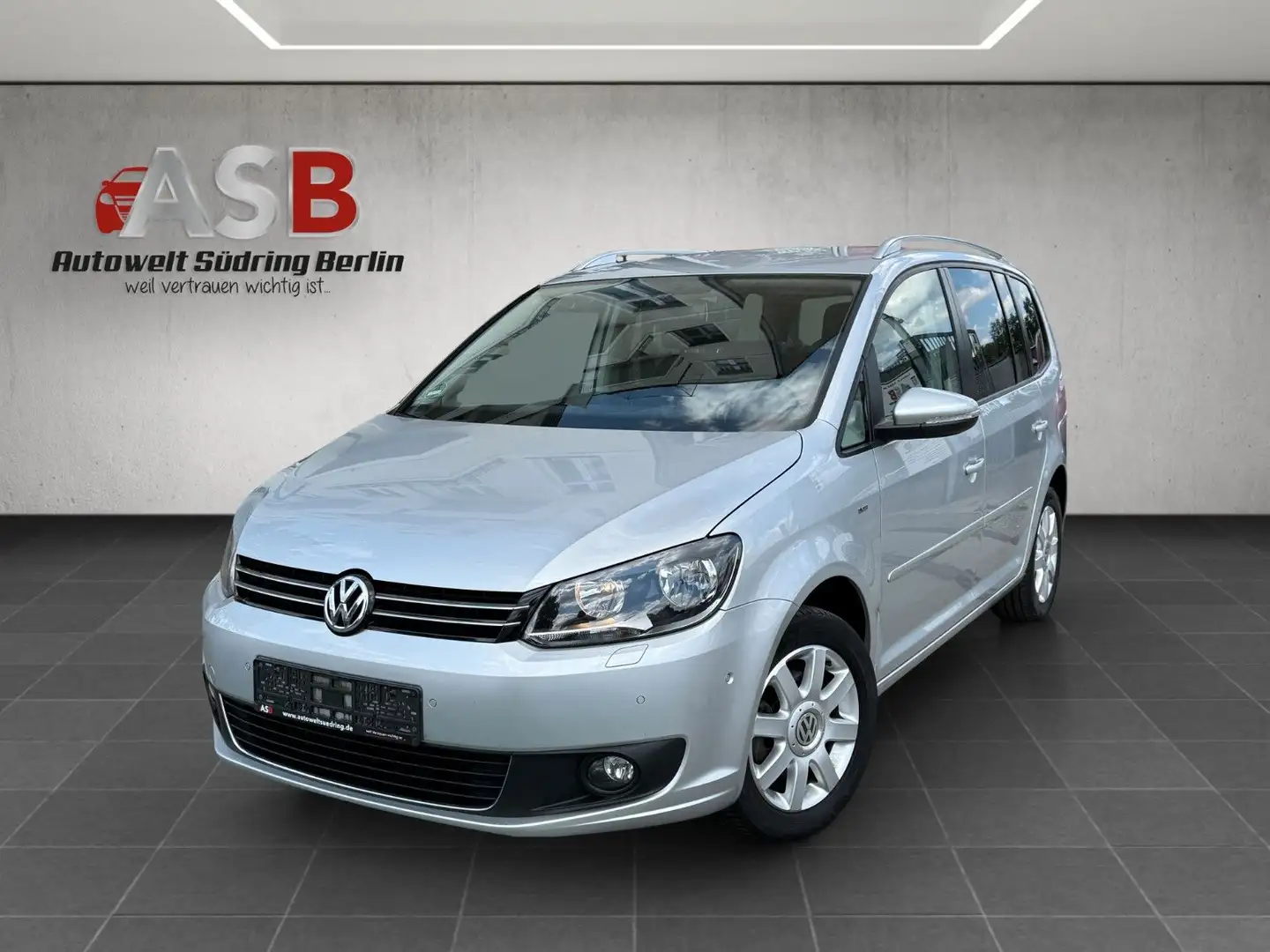 Volkswagen Touran 1,6 TDI Cup BMT DSG*Navi*7-Sitzer*Klimaau Stříbrná - 1