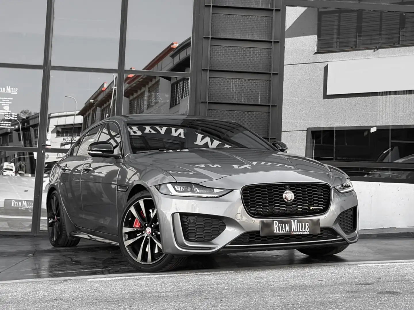 Jaguar XE 2.0i4D MHEV R-Dynamic Black Edition RWD Aut. 204 Gris - 1