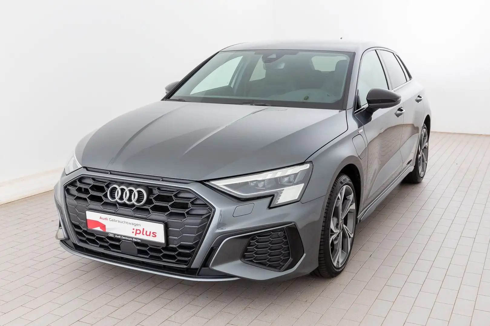 Audi A3 S line 45 TFSI e S tr. MATRIX NAVI Grijs - 2